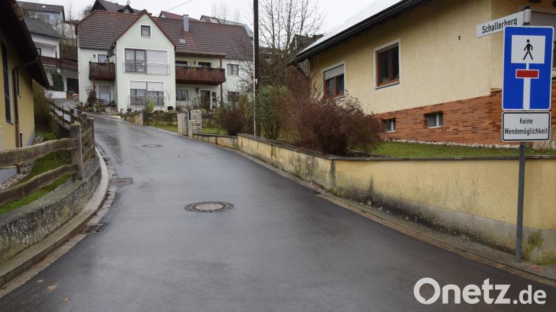 Der Ausbau des Schallerberges in Schmidmühlen ist abgeschlossen. Bürgermeister Peter Braun würdigte bei der Jahresabschlusssitzung des Marktrats besonders das Verständnis der Anwohner. Diese hätten die erschwerte Zufahrtsmöglichkeit hingenommen - in der Sackgasse gibt es nämlich auch keine Wendemöglichkeit. Bild: bö