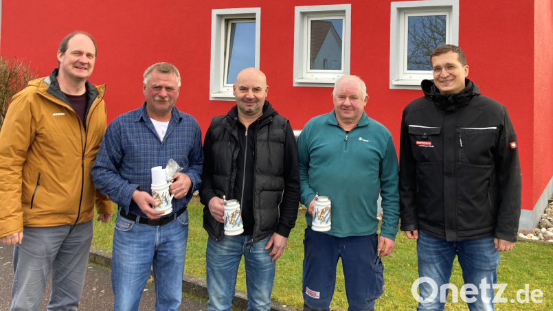 Mitarbeiterehrungen bei der Firma Hartmann: (von links) Robert Hartmann, Klaus Keck, Matthias Dobmeier, Herbert Luber, Jürgen Hartmann. Bild: Hartmann