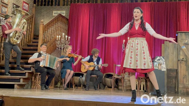 Auf den Hofbräuhaus-Brettern, die für viele die bayerische Welt bedeuten, singt Anita Eichhorn ein Lied der Schwabinger Gisela. Das ist an Neujahr im Bayerischen Fernsehen zu sehen und zu hören. Bild: privat (Eichhorn)