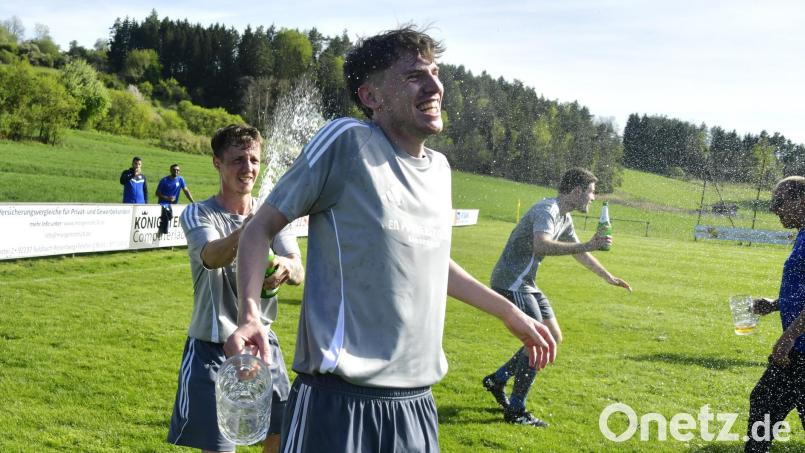 Luca Ebert vom SV Loderhof wird nach dem Spiel heimtückisch mit Sekt attackiert. Durch das 8:1 bei der SG Eschenfelden krönten sich die Loderhofer frühzeitig zum Meister. Bild: Hubert Ziegler