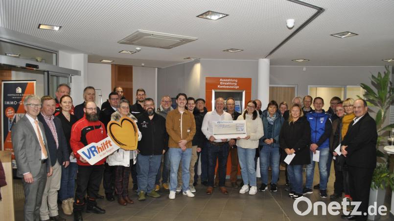 Zufriedene Gesichter gibt es nach der Spendenübergabe durch die Raiffeisenbank Hirschau an Vereine und Organisationen aus dem Geschäftsgebiet Schnaittenbach, hier mit Vorstand Klaus Wild (ganz links), Geschäftsstellenleiter Hans-Peter Schmid (rechts) und Bürgermeister Marcus Eichenmüller (Mitte mit Scheck). Bild: wfw