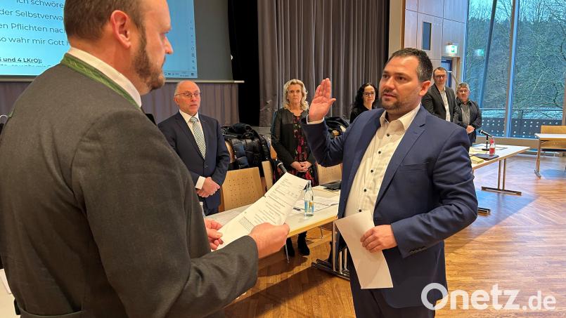Sebastian Hartl (rechts) aus Luhe-Wildenau rückt für Stefanie Dippl als Kreisrat nach. Landrat Andreas Meier (links) vereidigt ihn in der Jahresschlusssitzung des Kreistags in Neustadt/WN. Bild: ck