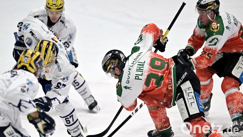 Tomas Plihal (rechts) vom ERSC Amberg haut sich gegen Geretsried voll rein. Am Ende reichte es wenigstens zu einem Punkt. Bild: Hubert Ziegler
