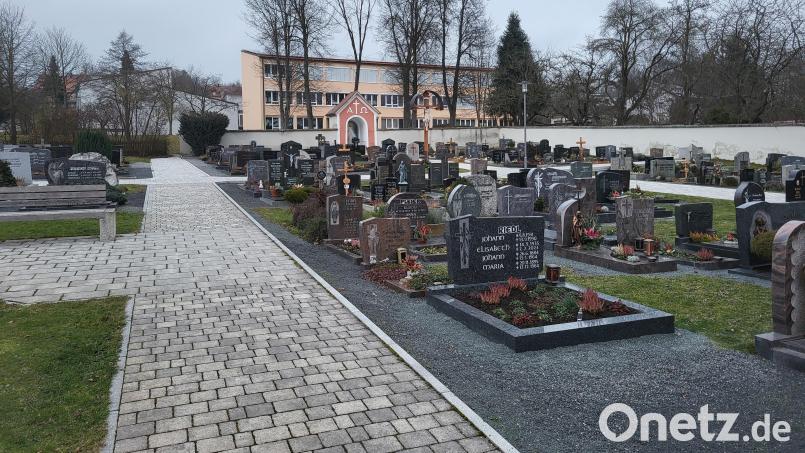 Die Gebühren für Bestattungen am Friedhof in Bad Neualbenreuth (Bild) hat der Marktrat in der Dezember-Sitzung deutlich angehoben. Mit dem Bau der Wege im Frühjahr hat die Anpassung aber nichts zu tun, unterstrich Bürgermeister Klaus Meyer. Bild: rti