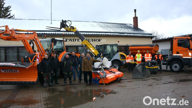 Neue Maschinen und Gerätschaften hat die Stadt Mitterteich für den Bauhof angeschafft. Im Bild die Verantwortlichen der Stadt mit den Bauhofmitarbeitern, die die Fahrzeuge fahren und bedienen. Bild: jr
