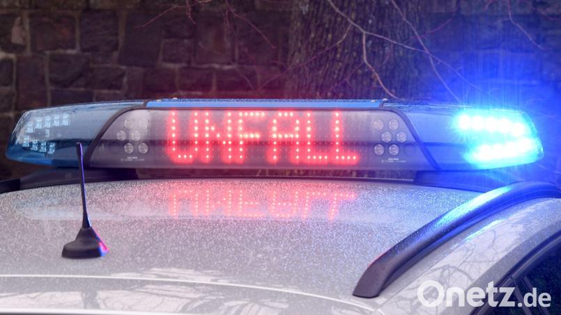 Die Leuchtschrift „Unfall“ auf dem Dach eines Polizeiwagens. Foto: Carsten Rehder/dpa/Symbolbild Bild: Carsten Rehder / dpa