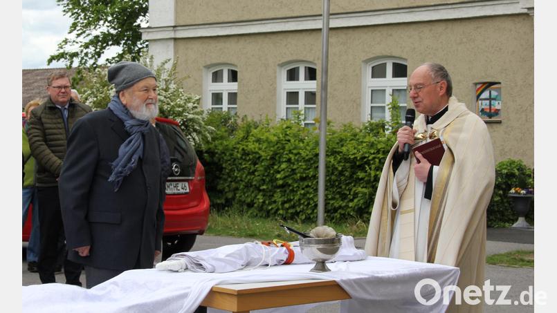 Wolfgang Babl (Zweiter von links) und der damalige Pfarrer von Hl. Dreifaltigkeit, Ludwig Gradl (rechts) bei der Segnung der neuen Friedensfahne im Jahr 2015. Bild: ads