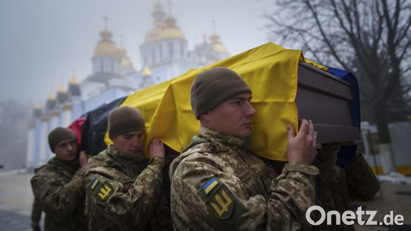 Soldaten der Ehrengarde tragen den Sarg eines ukrainischen Offiziers während einer Trauerfeier in Kiew. Bild: picture alliance/dpa/AP|Evgeniy Maloletka