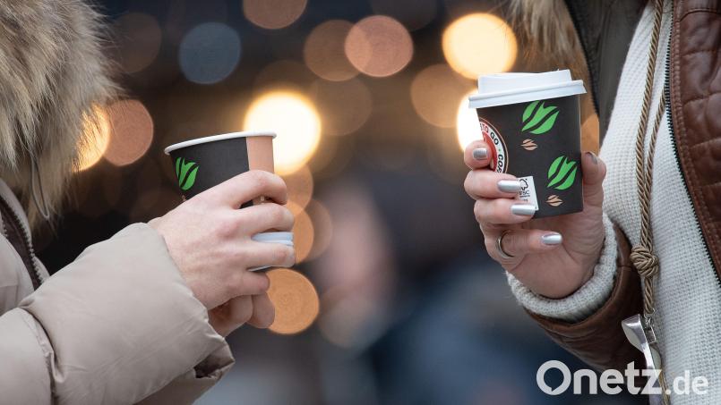 Drei Café-to-go brachte ein Unbekannter zu Marlene Kellermann und ihren Freunden, die eine Autopanne auf der B22 hatten. Bild: picture alliance/dpa | Sebastian Gollnow