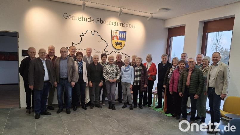 Ehemalige Bürgermeister und Altbürgermeister aus dem Landkreis Amberg-Sulzbach besichtigen die Neue Mitte in Ebermannsdorf, Bürgermeister Erich Meidinger (rechts) erläutert die Baumaßnahmen. Bild: Paul Böhm