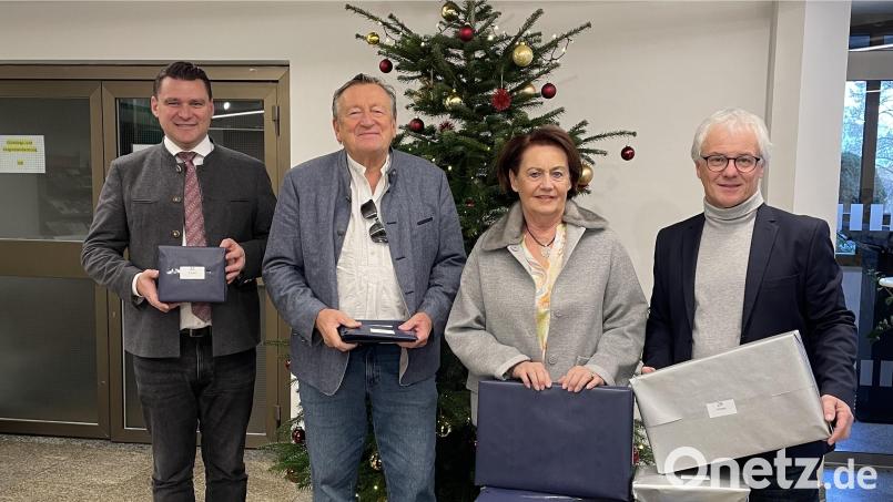 Marianne Wolf und Stiftungsbeirat Heiner Sauren überreichen die Geschenke an Landrat Thomas Ebeling und den Leiter des Kreisjugendamtesn Martin Rothut. Bild: Laura Kohl, Landratsamt Schwandorf/exb