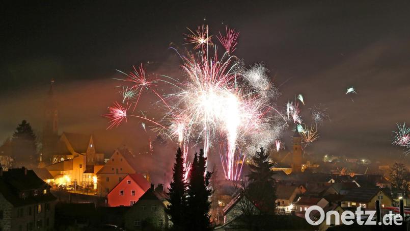 Farbenfroh, spektakulär, laut und umstritten. Sollte das Silvesterfeuerwerk (hier in Floß 2019) erlaubt bleiben oder stärker reguliert sein? Bild: mef