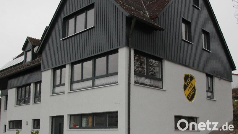 Die Außenfassade des Sportheims des TSV 1960 Kastl wurde in Eigenleistung schon erneuert. Bild: kro
