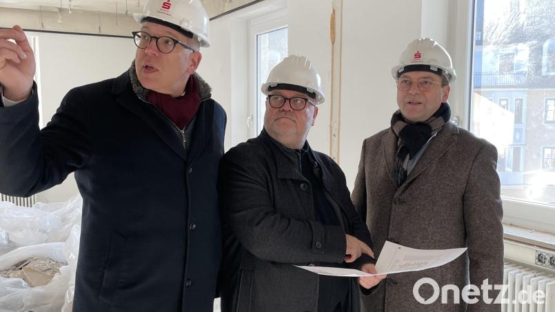 Architekt Peter Brückner (Mitte) erläutert Hans-Jörg Schön (rechts), Vorsitzender des Vorstandes, und Dr. Jens Michael Heine, Mitglied des Vorstandes, die weiteren Meilensteine der Sanierungsmaßnahme. Bild: Sparkasse Oberpfalz Nord, Margit Demleitner