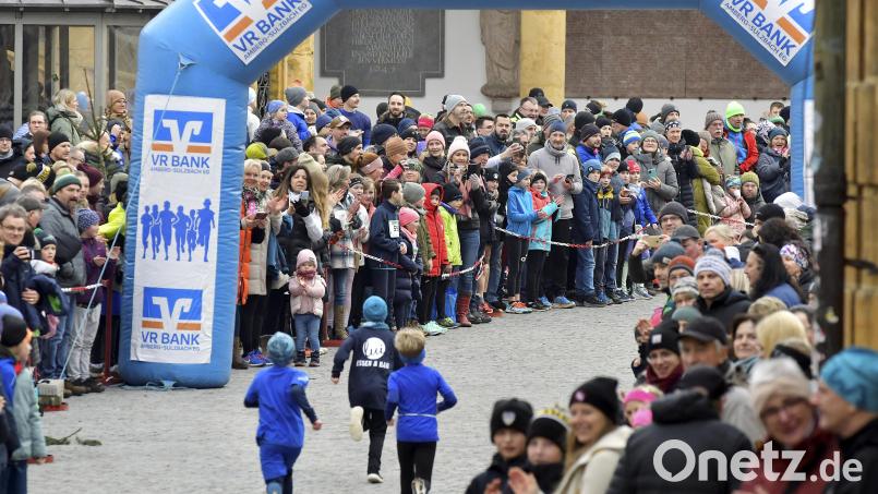 Beim Silvesterlauf werden auch im Start- und Zielbereich auf dem Amberger Marktplatz viele Zuschauer erwartet. Archivbild: Hubert Ziegler