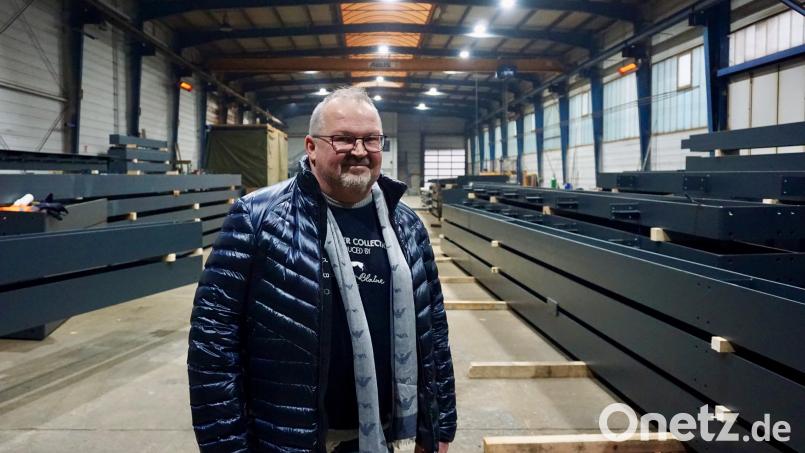 Kämpferherz aus Stahl: Anton Forster steht in einer Halle seiner Weidener Stahlbaufirma. Die hat der Schirmitzer nach einer schmerzhaften Insolvenz wiederbelebt. Bild: jut