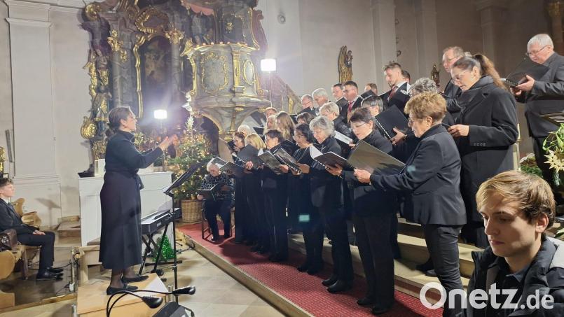 Für das Konzert hatte der Katholische Kirchenchor mit Leiterin Stefanie Rüger (links) auch A-cappella-Stücke einstudiert Bild: Holger Popp