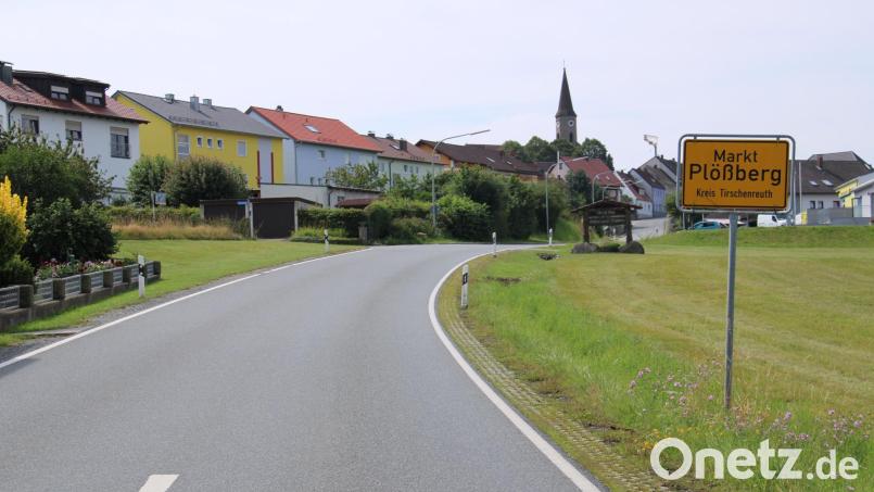 Fahrzeuge ab einem Gesamtgewicht von 7,5 Tonnen dürfen künftig nicht mehr durch Plößberg fahren. Die entsprechenden Verbotsschilder werden demnächst an den Ortseingängen aufgestellt. Bild: prh