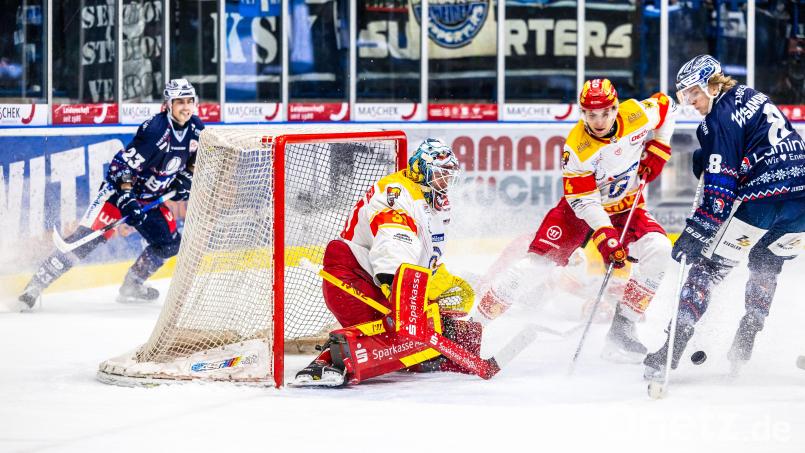 Doppeltorschütze Neal Samanski (rechts) und Daniel Bruch (links) zählten zu den Matchwinnern aufseiten der Blue Devils Weiden beim 5:3-Heimsieg gegen den ESV Kaufbeuren. Bild: Tobias Neubert