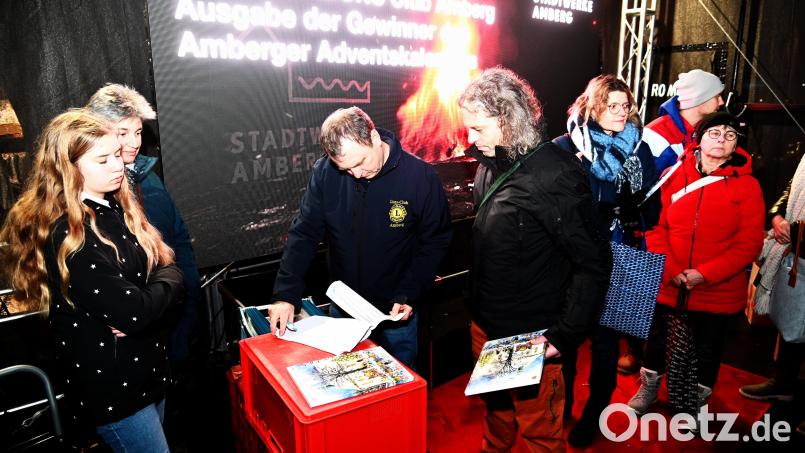 Ordentlich tun hatten Andreas Herrmann, der Vorsitzende des Lions-Hilfswerks, sowie die Präsidiumsmitglieder des Lions-Club Amberg: Die Schlange derer, die ihre Preise aus der Adventskalender-Aktion abholen wollten, war lang. Bild: gf