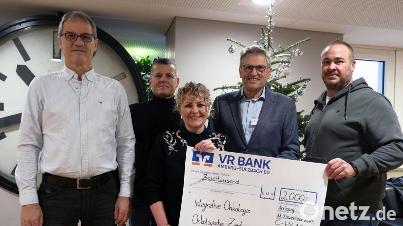 Bei der Spendenübergabe (von links): Herbert Kremser, Andreas Reindl, Annika Wawersig, Dr. Harald Hollnberger und Marco Haneder. Bild: Klinikum/Uschold