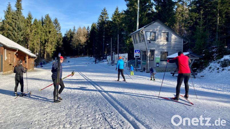 Im Skilanglaufzentrum auf der Silberhütte sind seit Anfang der Woche schon die Wintersportler unterwegs. Das Loipennetz ist jedoch nur eingeschränkt nutzbar, es müsste mehr schneien. Bild: Michael Sperber/exb