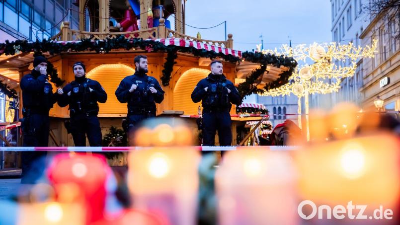 Polizisten sichern den Weihnachtsmarkt in Magdeburg ab. Ein Autofahrer war am Freitag in eine Menschengruppe gefahren. Es sind fünf Tote und 200 Verletzte zu beklagen. Bild: Christoph Soeder/dpa