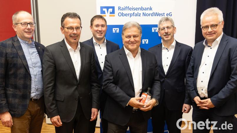 Markus Hörwig (Mitte) verriet bei einer Veranstaltung der Raiffeisenbank, was Führungskräfte vom FC Bayern München lernen können. Bild: mez