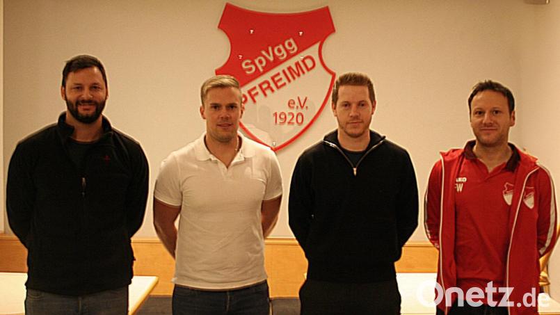 Mike Hartlich (Zweiter von links) und Dennis Lobinger (Zweiter von rechts) sind ab der kommenden Saison die beiden Trainer der SpVgg Pfreimd. die sportlichen Leiter Michael Prey (links) und Florian Wilhelm stellten das neue Duo vor. Bild: Baumann