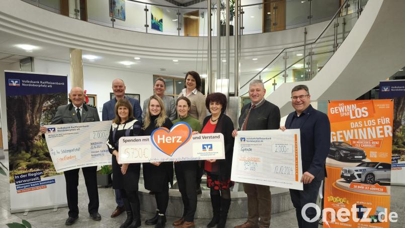 Kurz vor Weihnachten gab es in der Geschäftsstelle Waldsassen der Volksbank Raiffeisenbank Nordoberpfalz Geldpräsente für Vereine und Organisationen. Von links (vordere Reihe) Alfred Koch, Brigitte Nickl, Katja Bloßfeldt, Manuela Stier, Manuela Gatter, Markus Scharnagl und Thorsten Meier. Hintere Reihe (von links) Andreas Rosner, Corinna Männer und Imke Steinert. Bild: Volksbank Raiffeisenbank/Anita Gschwendt/exb