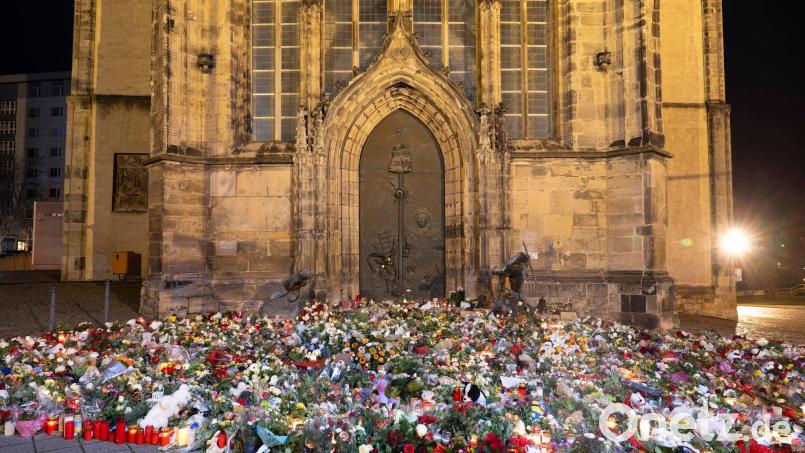 Zahlreiche Kerzen, Blumen und Kränze vor dem Eingang der Johanniskirche in Magdeburg. Zum Gedenken an die Opfer des Anschlags vom Freitag hat Axel Grünert aus Mitterteich eine Gedenkveranstaltung organisiert - am Montag, 23. Dezember, um 19 Uhr vorm Alten Rathaus. Symbolbild: Sebastian Kahnert/dpa