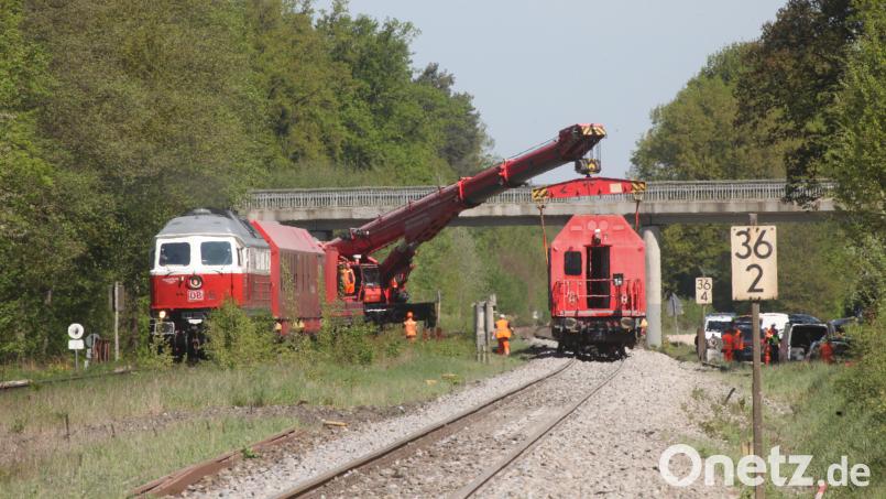 Gegen 9 Uhr ist ein Bergezug aus Leipzig an der Unfallstelle eingetroffen. Er hebt den entgleisten Regionalexpress zurück auf die Gleise. Dann wird der beschädigte Zug zum Bahnhof Schwandorf gezogen. Eine Prüfung soll außerdem ergeben, ob an der Stelle die Gleise beschädigt sind. Bild: Hirsch