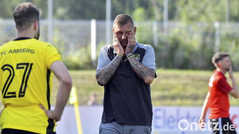 Die pure Verzweiflung bei Andreas Scheler (Mitte): Der Trainer des FC Amberg erklärte vier Tage nach der 1:7-Pleite gegen den ASV Burglengenfeld seinen sofortigen Rücktritt. Archivbild: Hubert Ziegler