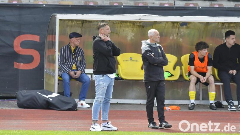 Teammanager Hannes Beer (von links), Trainer Andreas Scheler und Co-Trainer Josef Haas sind beim FC Amberg am Mittwoch zurückgetreten. Bild: Hubert Ziegler