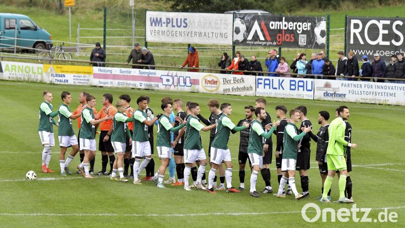 Wenn sich die DJK Ammerthal (grüne Trikots, Szene aus dem Hinspiel) und die DJK Gebenbach am Samstag in der Bayernliga Nord duellieren, steht sportlich sehr viel auf dem Spiel. Bild: Hubert Ziegler