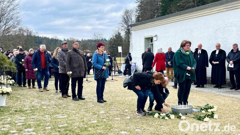 Die Teilnehmer am Gedenkakt für Dietrich Bonhoeffer und die weiteren sechs ermordeten Widerstandskämpfer legen im Arresthof der KZ-Gedenkstätte Flossenbürg Rosen nieder. Bild: Gabi Schönberger