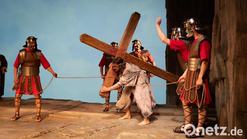 Es bleibt bei sechs Aufführungen der Passion Kemnath 2025. Als Jesus braucht Roland Krauß (Aufnahme stammt von einer der diesjährigen Proben) das Kreuz bei keinem Zusatztermin zu tragen. Bild: olr