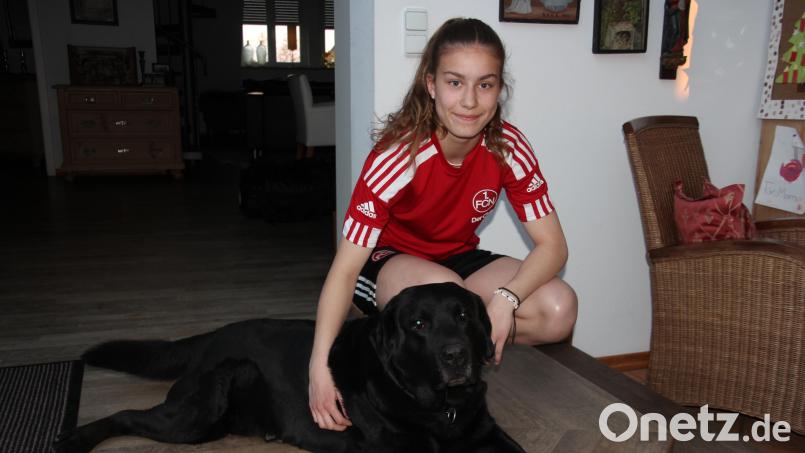 Emma Paschedag mit ihrem Labrador Finch. Bild: kro