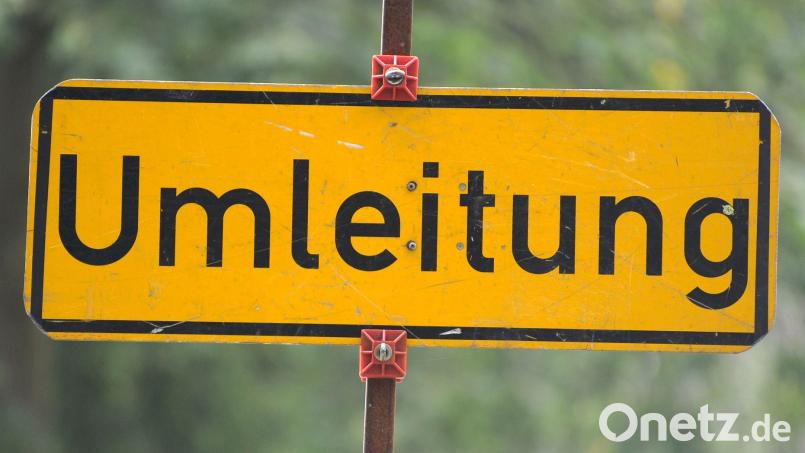 Auf einer Straße ist eine Umleitung eingerichtet. Bild: Tim Brakemeier/dpa/Symbolbild