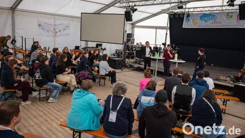Beim Bonhoeffer-Jugendtreffen in Flossenbürg stellten sich Anna-Nicole Heinrich, Präses der Synode der Evangelischen Kirche in Deutschland und Christian Kopp, Landesbischof der Evangelisch-Lutherischen Kirche in Bayern den Fragen der Teilnehmenden. Bild: Benedikt Gradl/ELKB