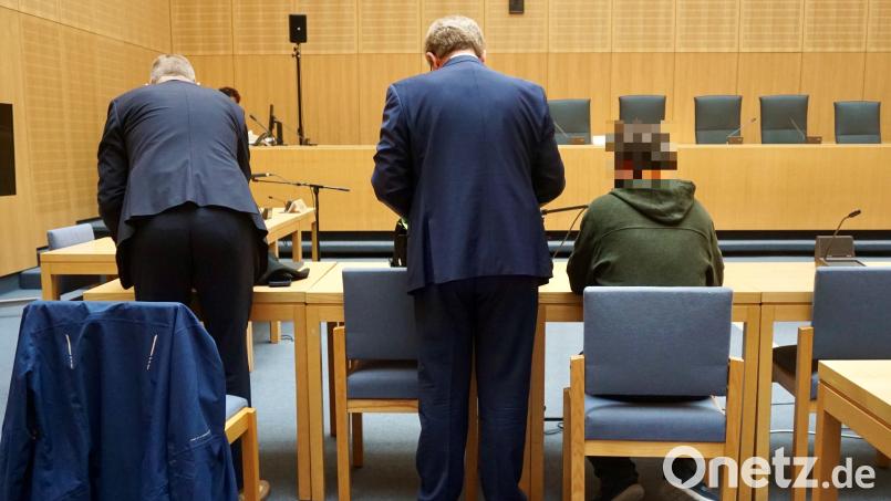 Der Angeklagte (rechts) im großen Sitzungssaal des Landgerichts Weiden neben seinen Verteidigern Stephan Wanninger (aus Weiden, links) und Jürgen Lubojanski (aus Nürnberg, Mitte). Bild: jut