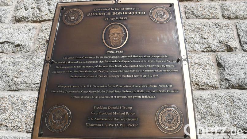 Diese Tafel weist Flossenbürg als für die amerikanische Geschichte besonders wichtigen Ort aus ausdrücklich mit dem Verweis auf Dietrich Bonhoeffer. Bild: Gabi Schönberger