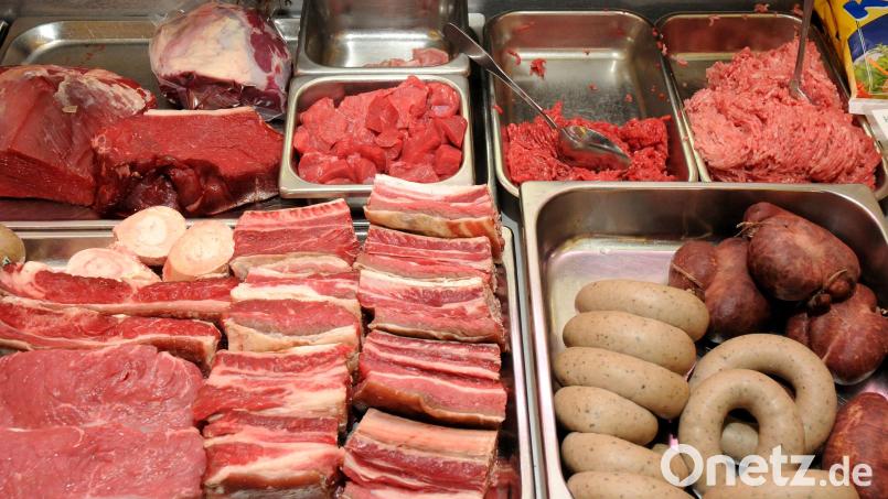 Blick zur Fleisch- und Wursttheke: Ein Ehepaar ließ sich in Sulzbach-Rosenberg in einem Supermarkt an der Fleischtheke wiederholt Rouladen geben. An der Kasse wurden die Teile jedoch nie bezahlt. Symbolbild: Stephan Huber