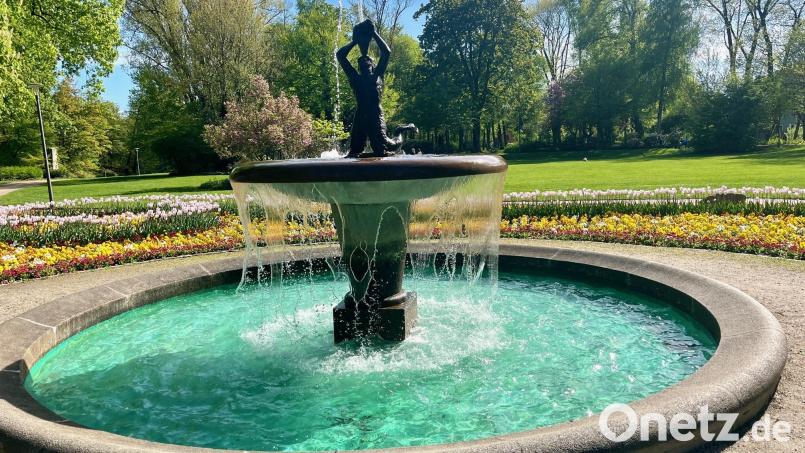 Der Triton-Brunnen schäumte am Wochenende über. Dank des Einsatzes der Bauhof-Mitarbeiter war er aber schnell gereinigt. Bild: Gabi Schönberger