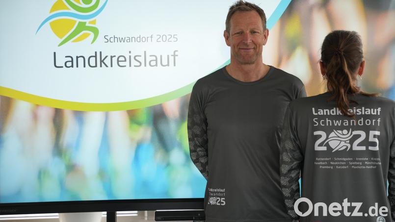 Christian Meyer präsentiert das diesjährige Landkreislauf-Shirt. Bild: Laura Kohl, Landratsamt Schwandorf/exb