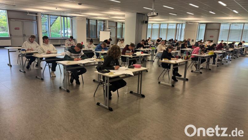 Am Stiftland-Gymnasium Tirschenreuth haben am Dienstag die Abiturprüfungen begonnen. Bild: Rainer Völkl