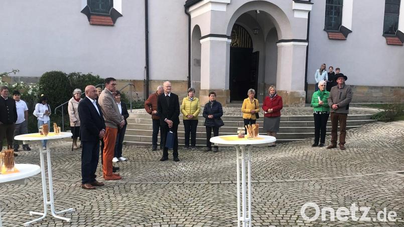 Zu seinem 85. Geburtstag kamen viele Menschen aus der Gemeinde, um das Leben von Ruhestandspfarrer Eduard Feichtmeier (Mitte mit Tüte in der Hand) zu feiern. Bild: Maria Koller/exb