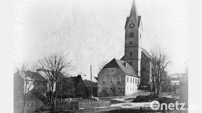 Das Zentrum von Griesbach zu Kriegszeiten, mit der vorgelagerten Schule vor der Kirche. Erst 1959 wurde diese abgerissen und in der Folge mit dem Kriegerdenkmal bebaut. Am Kirchturm baumelte das weiße Bettlaken, das fast noch einen Griesbacher das Leben gekostet hätte. Bild: Archiv Thomas Sporrer