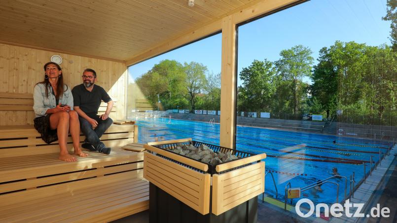 Das ist die neue Sauna mitten im Amberger Hockermühlbad. Stadtwerkesprecherin Karoline-Gajeck Scheuck und Bäderleiter Michael Gaisa mussten nach dem Pressefoto aber schnell wieder raus, weil die ersten Besucher das neue Angebot nutzen wollten. Bild: Wolfgang Steinbacher