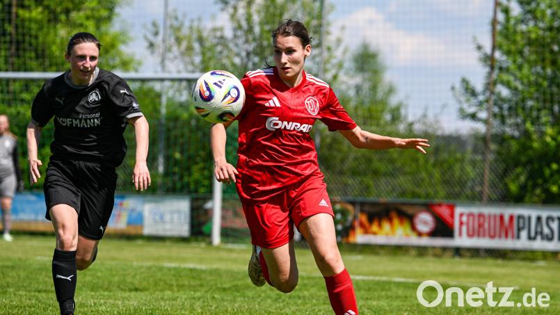 Einen Pokalkampf auf Augenhöhe lieferten die Theuerner Fußballfrauen (rote Trikots) der SpVgg Greuther Fürth. Letztlich setzte sich der Favorit mit 3:1 durch. Bild: Löffler